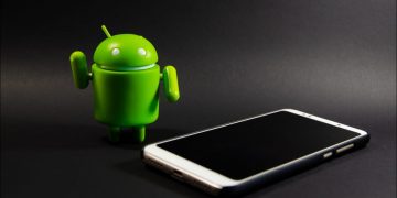 Android robot and phone.