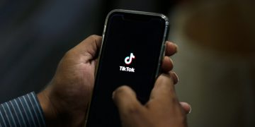 F.C.C. Commissioner Pushes Apple and Google to Remove TikTok