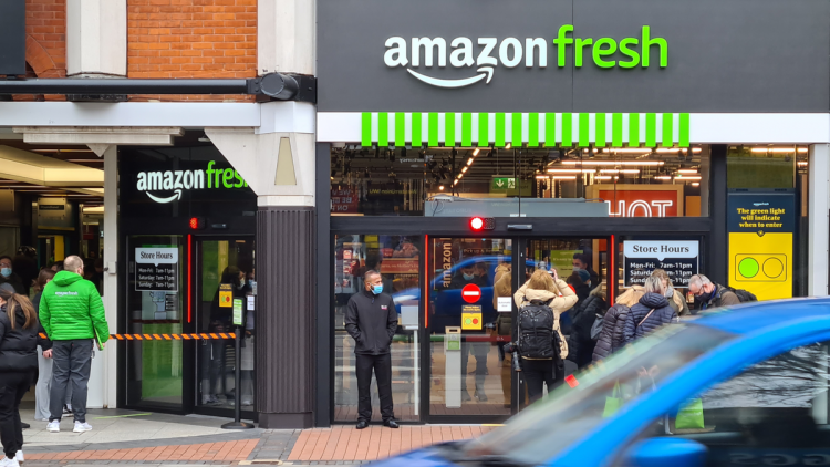 Amazon’s Retail Stores Will Sell Your Every Move to Advertisers – Review Geek