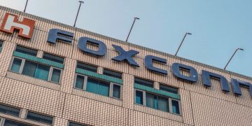 Apple suppliers Foxconn, Luxshare eyeing base in Vietnam: Report | Business and Economy