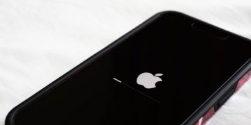 Apple warns of iOS flaw that lets hackers take full control of iPhones