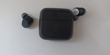 Skullcandy Mod XT headphones and charging case