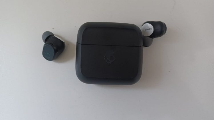 Skullcandy Mod XT headphones and charging case