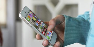 The Pros and Cons of Using Phone Apps