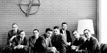 From left to right: Gordon MOORE, C. Sheldon ROBERTS, Eugene KLEINER, Robert NOYCE, Victor GRINICH, Julius BLANK, Jean HOERNI and Jay LAST.