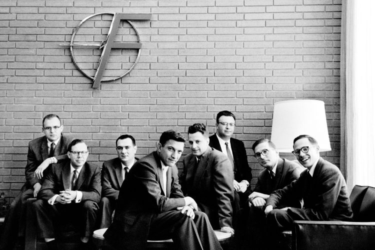 From left to right: Gordon MOORE, C. Sheldon ROBERTS, Eugene KLEINER, Robert NOYCE, Victor GRINICH, Julius BLANK, Jean HOERNI and Jay LAST.