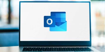 How to Change and Customize the Outlook Theme for Your Emails