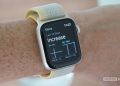 An Apple Watch SE 2022 on a user's wrists displays sleep trends.