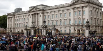 Souvenir Sales Rise Near Buckingham Palace As UK Mourns Queen's Death