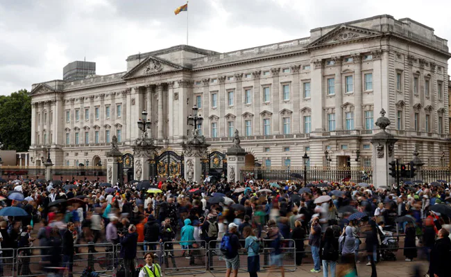 Souvenir Sales Rise Near Buckingham Palace As UK Mourns Queen's Death