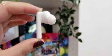 [WATCH] OPPO Enco Buds2 double-tap camera feature review