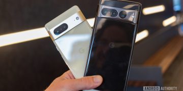 google pixel 7 vs pixel 7 pro in hand 1