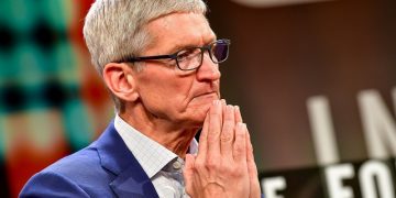 Apple reports strong quarter but expects sales slump