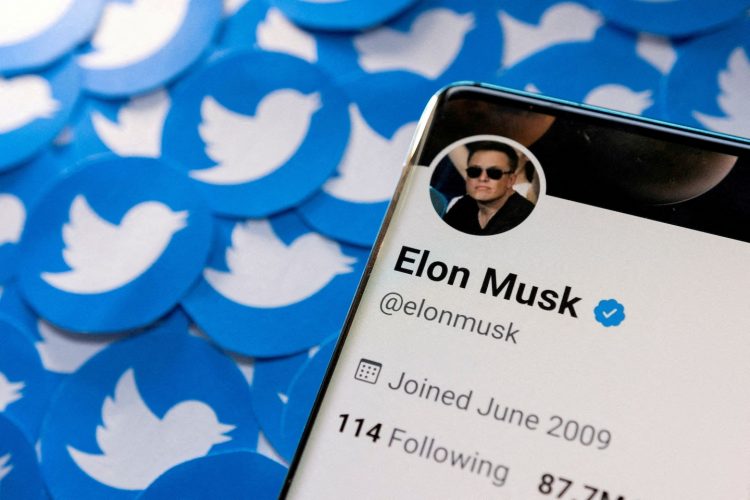 Elon Musk dubs himself ‘Chief Twit,’ visits Twitter HQ with deal set to close