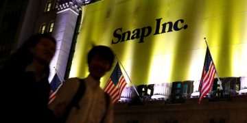 Snap shares tank 25% as inflation hits ad spend | Business and Economy News