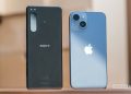 Sony Xperia 5 IV vs Apple iPhone 14 standing