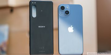 Sony Xperia 5 IV vs Apple iPhone 14 standing