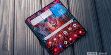 samsung galaxy z fold 4 main display laying down