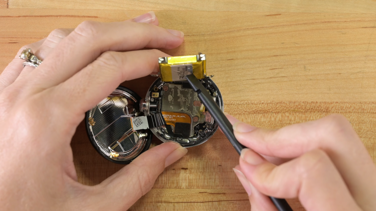 A look at the Pixel Watch's innards.