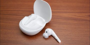 1MORE Aero with case