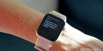 An Apple Watch SE 2 user asks Siri to initiate a FaceTime Audio call.