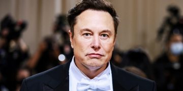 Elon Musk fires Twitter employees overnight for criticising his plans on internal channels