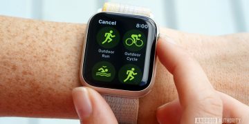 An Apple Watch SE 2 user customizes a multisport workout.