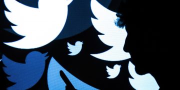 Use this Chrome extension to see who paid $8 for a blue checkmark on Twitter