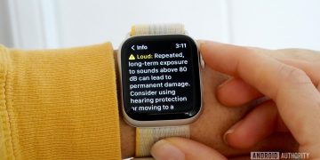An Apple Watch SE 2 user reviews information in the Noise app.