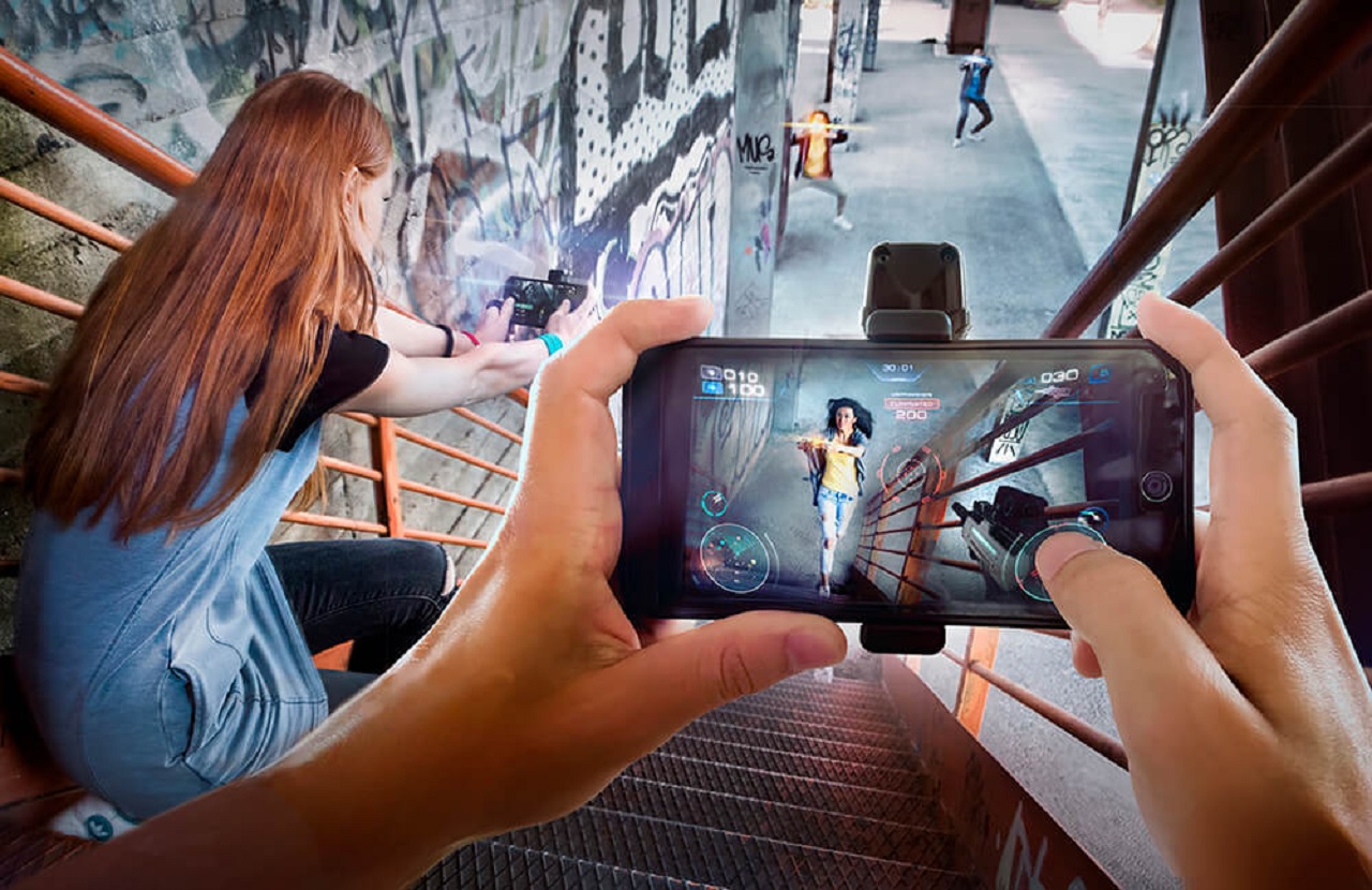Augmented Reality: Bridging the Gap between Real and Virtual Worlds